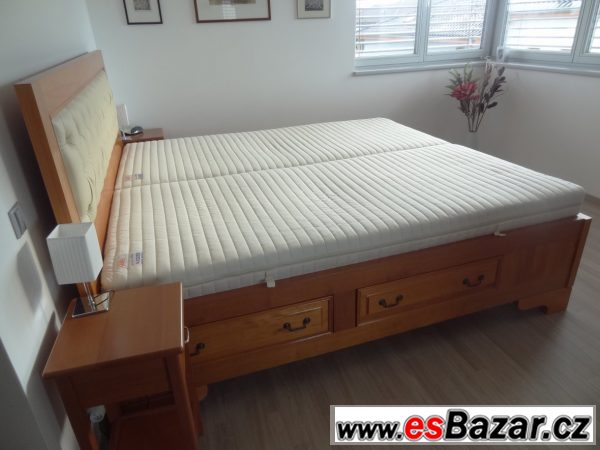 Manželská postel z masivního dřeva
