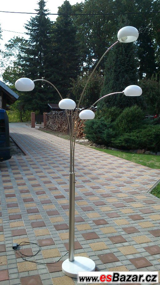 Nová stojací LED lampa