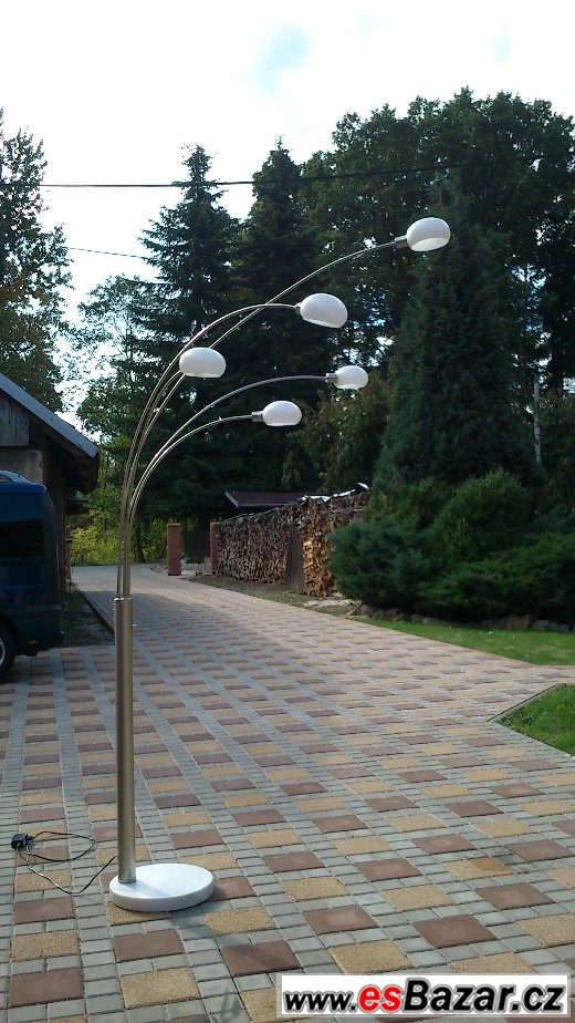 Nová stojací LED lampa