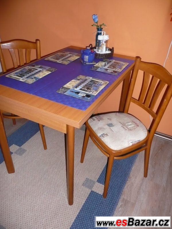 Jídelní stůl a 2 židle