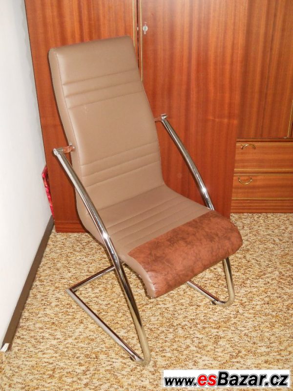 Pružná hnědá židle