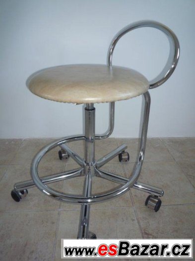 Otočná výškově nastavitelná židle na kolečkách s opěrkou zad