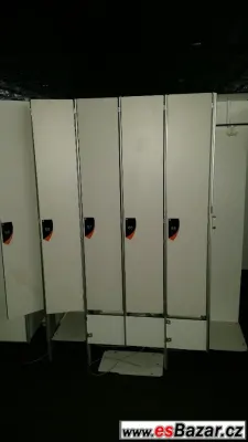 Šatní skříň třídveřová šedivá 
