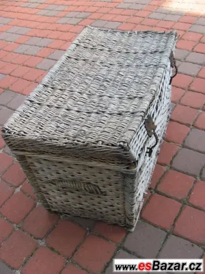 Stará proutěná truhla