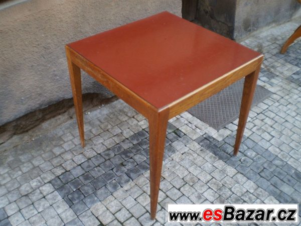Dřevěný stolek s umakartem