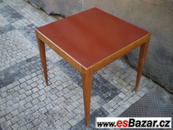 Dřevěný stolek s umakartem