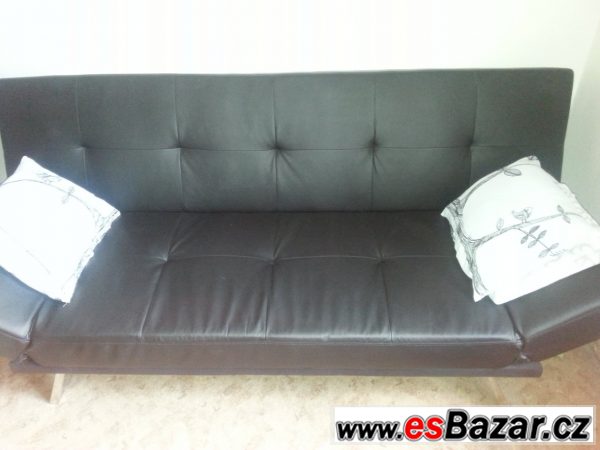 Černý koženkový gauč