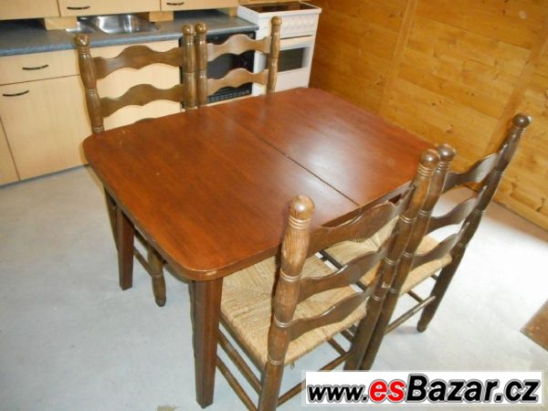 Dřevěný stůl a 4 židle