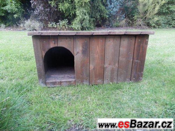 Dřevěná bouda pro psy a kočky