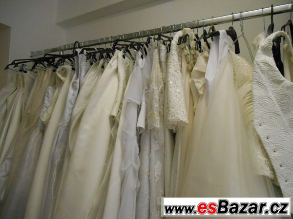 36 svatebních šatů plus doplňky a z