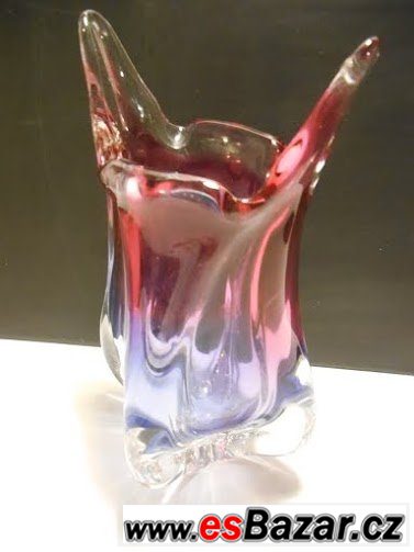 Váza z hutního skla ve tvaru lilie
