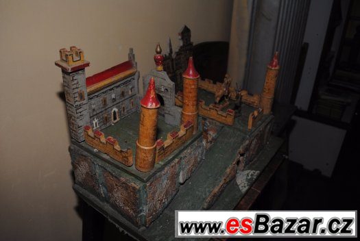 hstorický dřevěný hrad s hliněnými vojáčky