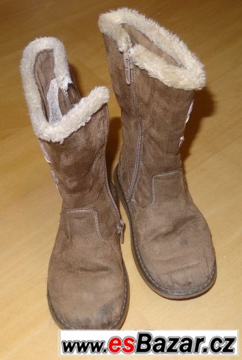 Kozačky vel.26 s výšivkou květin, hnědé-délka stélky 17cm. Kozačky vel.26 s výšivkou květin, hnědé-délka stélky 17cm.