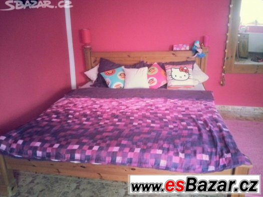 Masivní manželská postel s rošty a madracema