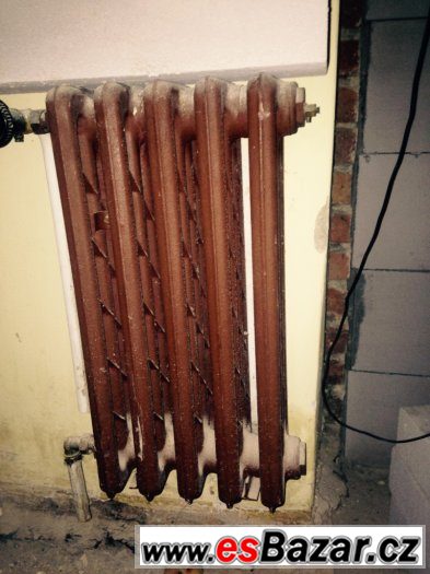 Prodám 6 kusů litinových radiatorů. Celkem 68 článků.