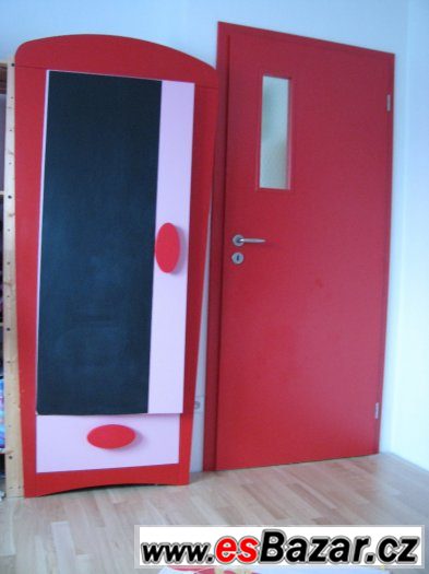 skříň Ikea Mamut červená
