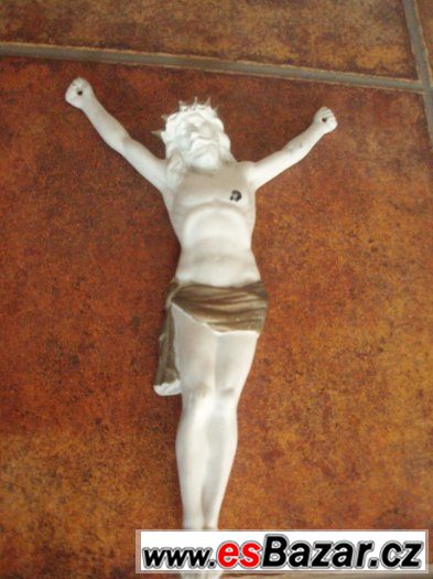 Kristus, starý kříž, starožitný porcelán, socha Krista.