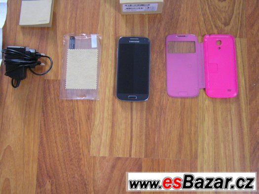 samsung-galaxy-s4-mini-v-zaruce-a-s-prislusenstvim