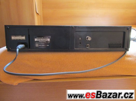 Prodám videorekordér AKAI + satelitní přijímač OPENSAT Prodám videorekordér AKAI + satelitní přijímač OPENSAT