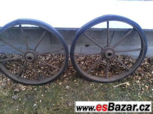 Dvě staré železné kola