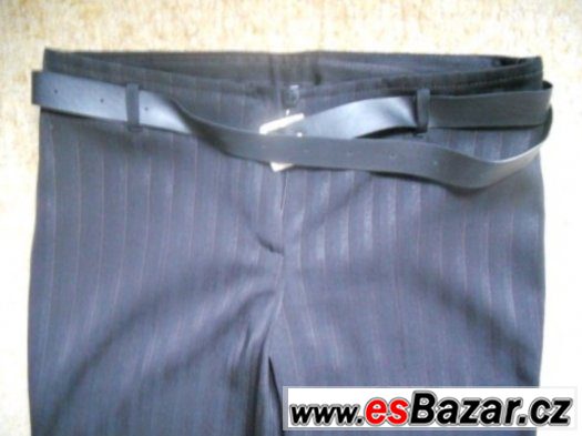 Společenské kalhoty černé barvy s páskem