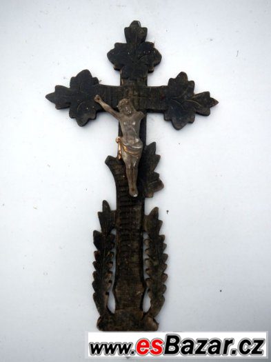 Vyřezávaný kříž se sochou Krista. Stáří cca 100 let.