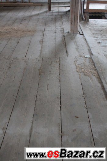 Stará prkna z podlah štítů a střech