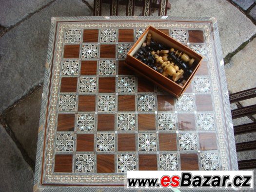 šachovnicový stolek