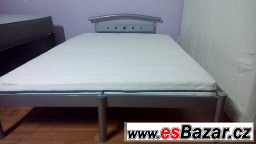 Prodám kovovou postel 205/145 cm včetně matrace a roštu