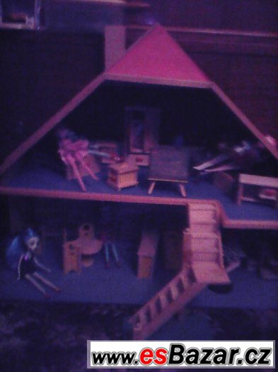 Dřevěný domeček pro panenky