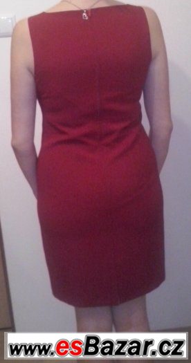 Červené pouzdrové šaty