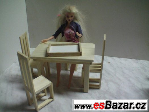 dreveny-nabytek-pro-panenky-zidle-se-stolem