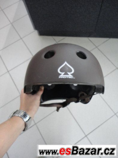 značková helma na skateboarding nebo kolo