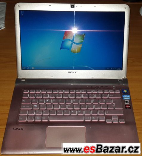 Růžový notebook Sony Vaio s podsvětlenou klávesnicí, HDMI