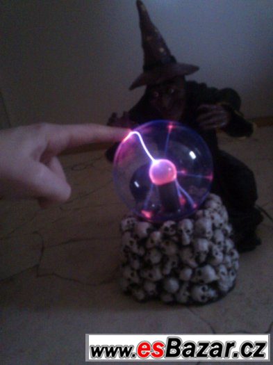 Čarodějnice s magickou koulí Čarodějnice s magickou koulí