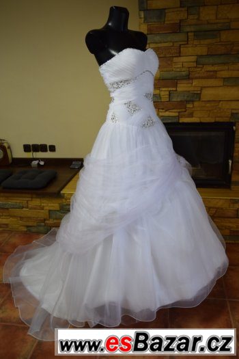 krásné svatební šaty