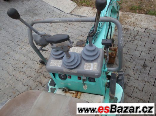 Minibagr KOBELCO SK007 hmotnost 760 kg, dvouválcový motor