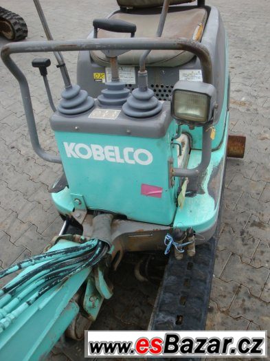 Minibagr KOBELCO SK007 hmotnost 760 kg, dvouválcový motor