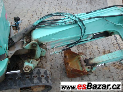 Minibagr KOBELCO SK007 hmotnost 760 kg, dvouválcový motor