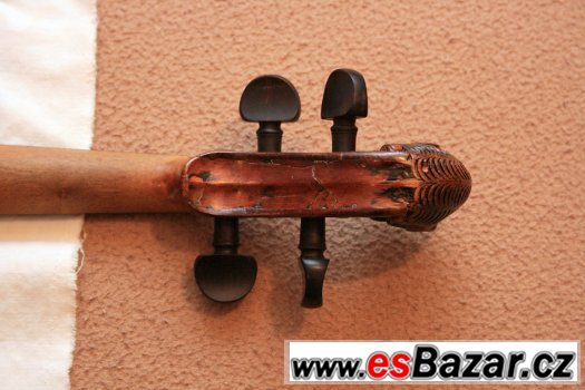 housle starodávné s vyřezávanou hlavou