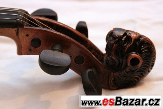 housle starodávné s vyřezávanou hlavou