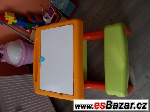 Smoby Plastový dětský stoleček Smoby s tabulí