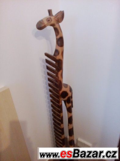 Dřevěná žirafa na CD