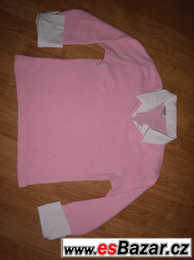 pletený svetr s rukávy a límečkem jako u košile
