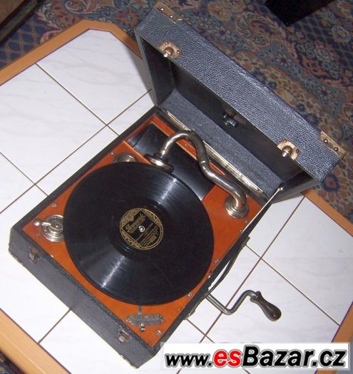 90 let starý americký gramofon na kliku COLUMBIA