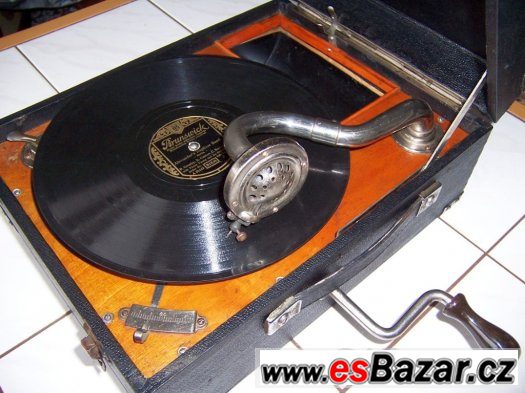 90 let starý americký gramofon na kliku COLUMBIA