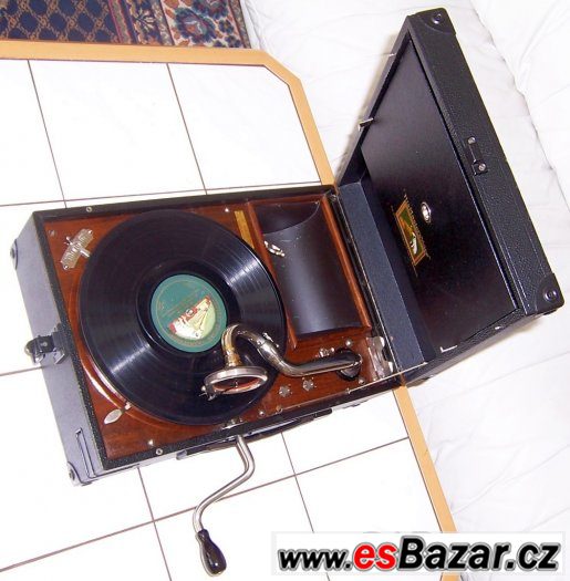 Nádherný starožitný gramofon na kliku His Master’s Voice