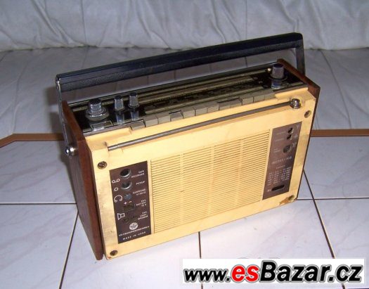 Pěkné rádio RIGA 103. Nevyzkoušená, nemám baterie. Pěkné rádio RIGA 103. Nevyzkoušená, nemám baterie.