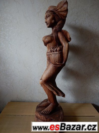 Dřevěná socha ženy s košíkem
