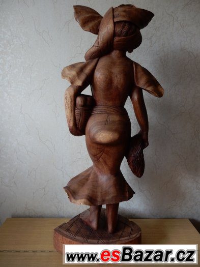 Dřevěná socha ženy s košíkem